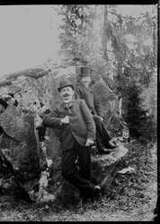 Porträtt, två män i skogen, se Sej-x-000159 - klicka för att förstora