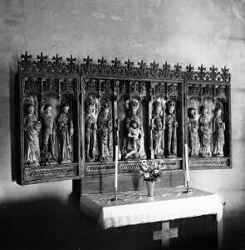 Medeltida altarskåp i Hidinge gamla kyrka som tidigare har tillhört Kräcklinge kyrka. - klicka för att förstora