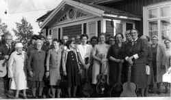 Damer ur Syf�reningen Mullhyttans Missionsf�rsamling, n�gra med gitarrer, samt Hilding Pettersson l�ngst till v�nster - klicka f�r att f�rstora