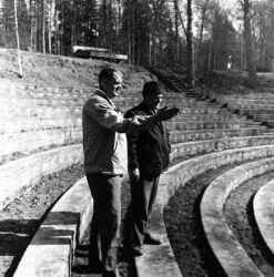 Bertil Seeger och Karl Erik Eriksson vid Riseberga amfiteater - klicka för att förstora