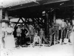 Arbetare vid tegelbruket i Gropen - klicka för att förstora