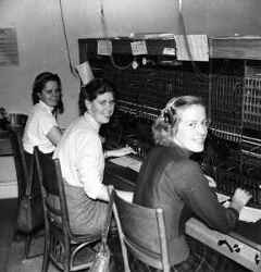 Elsa Karlsson, Berta Källman och Sonja Andreasen vid växelbordet vid den manuellt betjänade telestationen i Fjugesta som snart tas ur bruk i och med att man övergår till 