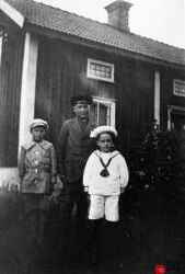 Pojkarna som poserar utanfor Klaraborg är från vänster Ernst Törnkvist från grannstallet Trekanten, ägarens son Gösta och 