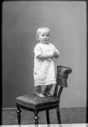 August Karlson, flicka - klicka f�r att f�rstora
