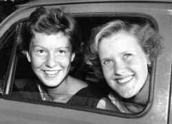 Två tjejer i bil varav Anita Lindquist syns till vänster. - klicka för att förstora