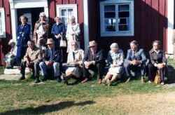 En grupp personer under Västernärkes hembygdsförenings resa till Skräddartorp - klicka för att förstora