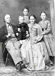 Handelsman N G Westlund med hustrun Maria Charlotta och tre barn. Westlund var storbyggare i Västernärke och föddes 1829.  - klicka för att förstora