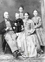 Handelsman N G Westlund med hustrun Maria Charlotta och tre barn. Westlund var storbyggare i V�stern�rke och f�ddes 1829.  - klicka f�r att f�rstora