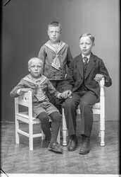 August Peterson, gossar - klicka f�r att f�rstora