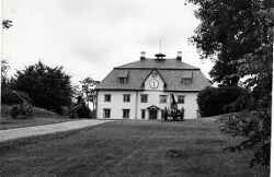 Huvudbyggnaden vid Villingsbergs herrg�rd med kanoner p� var sida om infartsv�gen - klicka f�r att f�rstora
