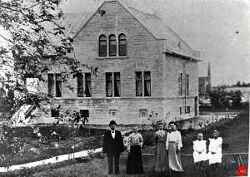 Stenhuggeriets platschefsbostad Yxhultsvillan fotograferad f�re 1910. Framf�r huset st�r verkm�stare Karl Hansson med maka Emma samt d�ttrarna Gerda, Judit och Anna. Till h�ger i bild skymtar stenhuggeriets skrottipp och skifferverkets skorsten. - klicka f�r att f�rstora