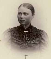 Amanda Olsson i Vekhyttan fdd 16 augusti 1862, syster till Alma Olsson och Carl Olsson i Vekhyttan - klicka fr att frstora