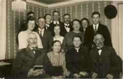 En grupp m�nniskor i ett rum d�r Carl Victorsson syns till v�nster och C H Lindqvist till h�ger, Fr�svi - klicka f�r att f�rstora