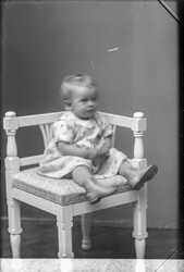 Fru Ellen Holm, flicka - klicka f�r att f�rstora