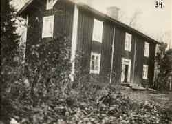 Huvudbyggnaden vid professor Edlunds barndomshem i Frösvi, som senare flyttades till Smedberga där fotot är taget - klicka för att förstora