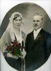 Ester och Axel Larsson, fabrik�r, Bj�rkbacka i Gropen. 
Vigsel 1932 Skagershults pr�stg�rd.  - klicka f�r att f�rstora