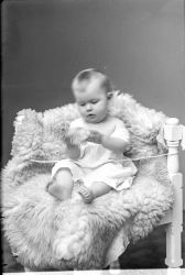 Fru Hanna Asplund, flicka - klicka f�r att f�rstora