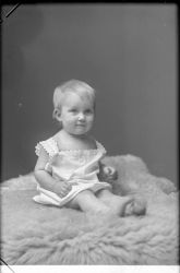 Fru Gustafson, flicka - klicka f�r att f�rstora
