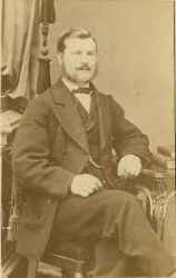 En man. Ok�nd person som tagits med i albumet f�r att visa olika �ldre kl�dedr�kter. - klicka f�r att f�rstora