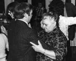 Alva Hallblom dansar vid en personalest p� Brotorp d�r hon var kokerska. Hon var hemmah�rande i Stavel�ng - klicka f�r att f�rstora