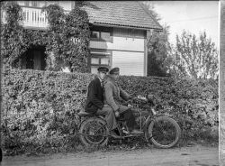 Erik Karlsson (med motorcykel) - klicka f�r att f�rstora