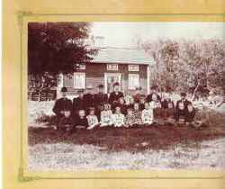 Grupp med barn och äldre någonstans i Knista. Ev söndagsskola.Nr 2 fr.v. Johan Nilsson f.1887 - klicka för att förstora