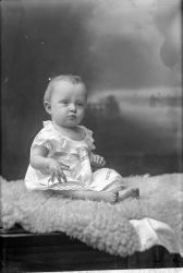 Fru Edelia Larson, flicka - klicka f�r att f�rstora