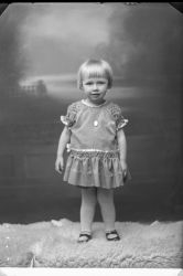 Fru Karin Olson, flicka - klicka f�r att f�rstora