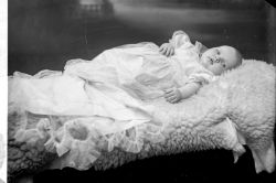 Fru Edith Peterson, flicka - klicka f�r att f�rstora