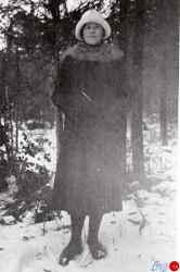 Elsa Eriksson i H�lltorp i vinterkl�der. Bilden kan vara tagen p� samma plats som bilden p� Anny Wollin. - klicka f�r att f�rstora