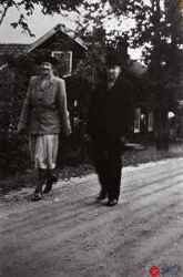 Handlare Anders Gustaf Philipsson med fru Betty på promenad 1940. I bakgrunden syns 