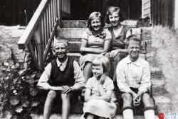 Handlare Anders Gustaf Philipssons och hustrun Bettys barn på kökstrappan till Vilsta. Greta född 1923, Lilly född 1917, Knut född 1926, Maj född 1929 och Ralf född 1924. - klicka för att förstora