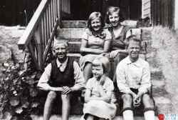 Handlare Anders Gustaf Philipssons och hustrun Bettys barn p� k�kstrappan till Vilsta. Greta f�dd 1923, Lilly f�dd 1917, Knut f�dd 1926, Maj f�dd 1929 och Ralf f�dd 1924. - klicka f�r att f�rstora
