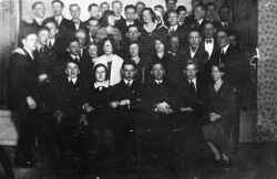 Bilden visar att det fanns mycket ungdom i Lanna p� 1930-talet. Bilden �r tagen framf�r M�ssen i Lanna. - klicka f�r att f�rstora