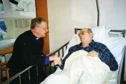 Komminister Curt Palmcrantz, Svenska Kyrkan, besöker en patient på vårdhemmet Linden - klicka för att förstora