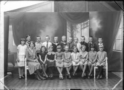 Fr�ken Margit Persson (skolgrupp 1931) - klicka f�r att f�rstora