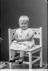 Fru Agnes Erixon, flicka - klicka f�r att f�rstora