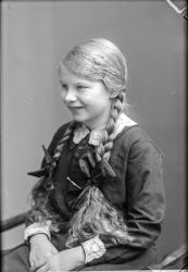 Fru Signe Peterson, flicka - klicka f�r att f�rstora