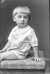 Fru Sigrid Erikson, gosse (Walter) - klicka f�r att f�rstora