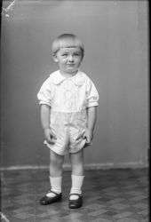 Fru Sigrid Erikson, gosse (Walter) - klicka f�r att f�rstora