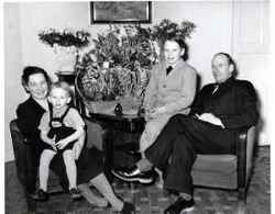Uno Bellander med familj. Fr�n v�nster makan Hildur med sonen Sven i kn�t. D�refter sonen Hans vid fadern Unos sida. 50-�rs kalas. - klicka f�r att f�rstora