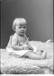Fru Lilly Ekervall, flicka - klicka f�r att f�rstora