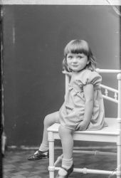 Alfhild Peterson, flicka - klicka f�r att f�rstora