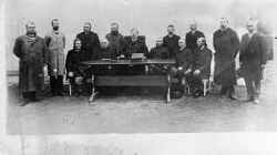 Edsbergs h�radsr�tt. Fr�n v�nster syns kronol�nsm�nnen Kjellman och Malmgren. I mitten h�radsh�vding Geijer. - klicka f�r att f�rstora
