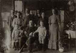 Fr�mre raden fr�n v�nster Son Kj�ll�n, Per Nilsson, son Kj�ll�n Britta Friberg. Bakre raden fr�n v�nster. Erik Nilsson (1873-1961) Frida Kj�ll�n, Axel Kj�ll�n, Gabriel Nilsson, Chartlotta Nilsson gift med Per - klicka f�r att f�rstora