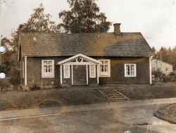 Mullhyttans missionshus äldst av Kvistbros och Västernärkes alla frikyrkolokaler. Byggt 1861 under medverkan av patron på Riseberga som lånade ut oxar för hyvling av takspån. Har även använts som skollokal på 1800-talet. - klicka för att förstora