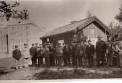 Indelta soldater vid Soldattorpet p� I 3, Gustaf Eriksson K�lltorp i mitten i svart fluga, Soldattorpet stod vid �bytorp, Knista - klicka f�r att f�rstora