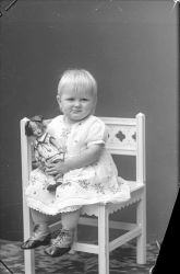 En liten flicka med docka - klicka f�r att f�rstora