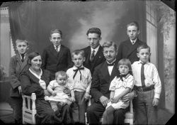 En familjegrupp, med �tta barn - klicka f�r att f�rstora