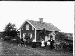 Banvakt Karl Vilhelm Augustson med hustru och dotter vid huset Sandtorp som denne �gde 1909-1913. - klicka f�r att f�rstora